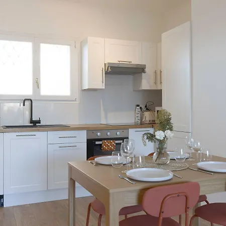 Daire Guestready - Sophisticated Comfort With A Balcony *